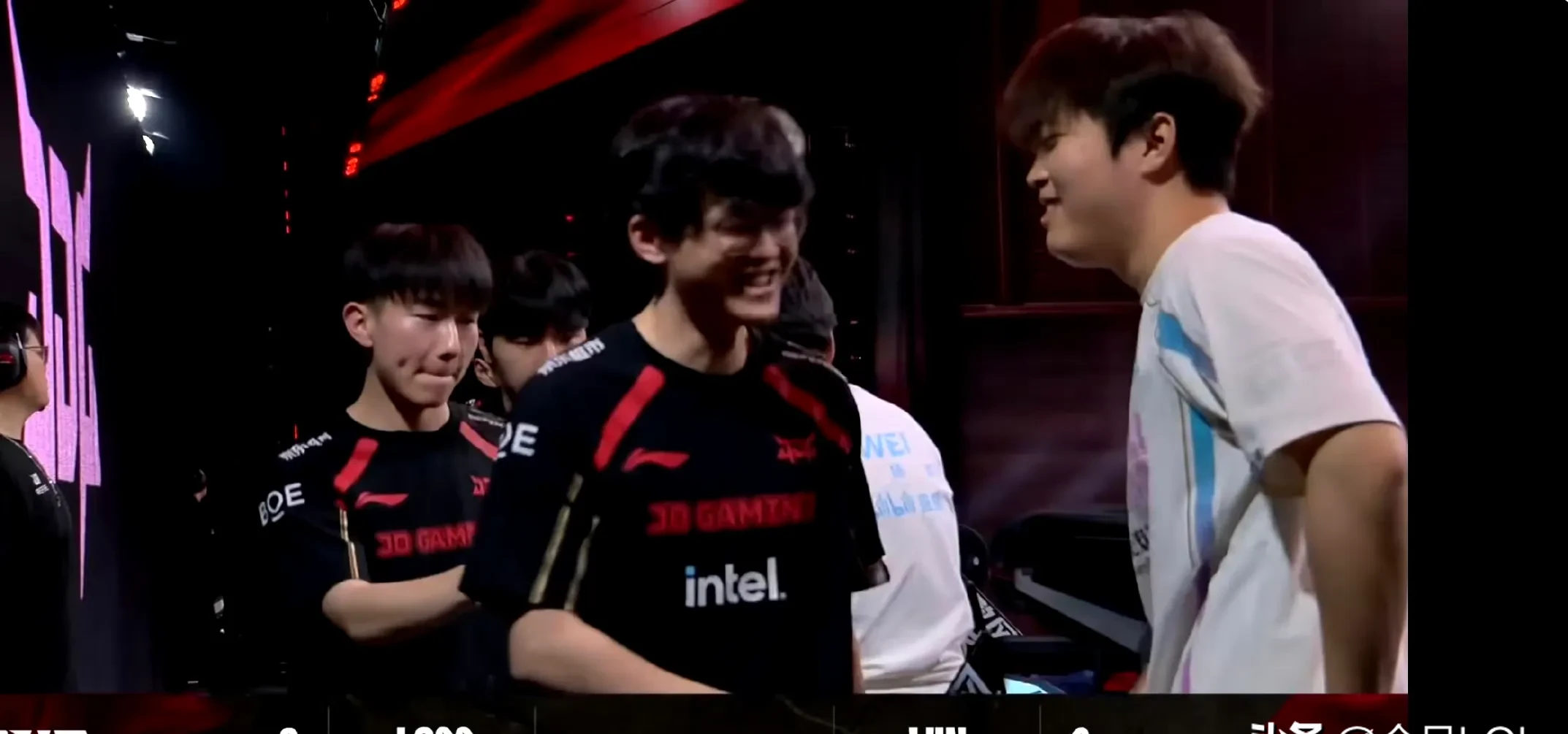 Uzi焦点对战，JackeyLove与30激战拜仁分钟，险胜胜负难料！全场沸腾不已的简单介绍